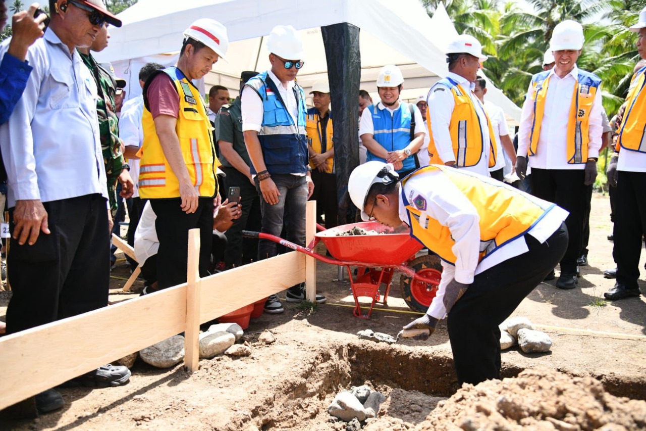 Manager UP3 Kotamobagu menyaksikan Peletakan Batu Pertama oleh Wakil Gubernur Sulut untuk program DAK-PPKT Kabupaten Boltim 2025.