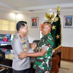 Pangdam XIII/Merdeka Mayjen TNI Suhardi menerima kunjungan silaturahmi dari Kapolda Sulawesi Utara Irjen Pol Roycke Harry Langie di Markas Kodam XIII/Merdeka, Kota Manado, Jumat (2/5/2025).