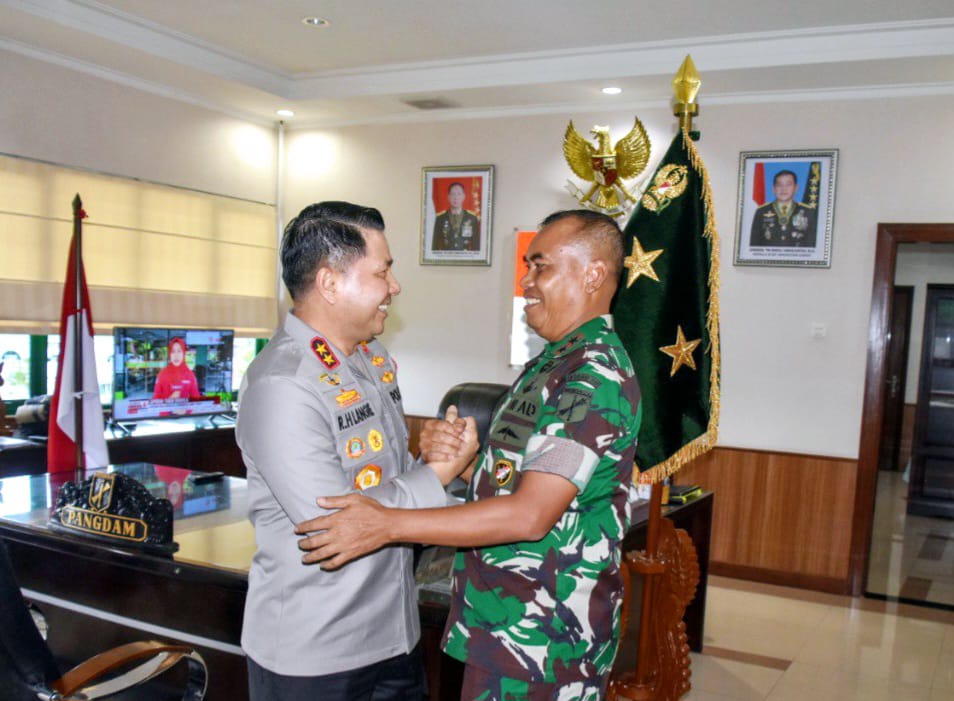 Pangdam XIII/Merdeka Mayjen TNI Suhardi menerima kunjungan silaturahmi dari Kapolda Sulawesi Utara Irjen Pol Roycke Harry Langie di Markas Kodam XIII/Merdeka, Kota Manado, Jumat (2/5/2025).