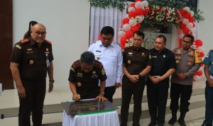 Kejari Kepulauan Sangihe resmi menempati gedung kantor baru yang diresmikan langsung oleh Kepala Kejaksaan Tinggi Sulawesi Utara, Dr. Andi Muhammad Taufik, S.H., M.H., CGCAE, pada Rabu (21/5/2025).