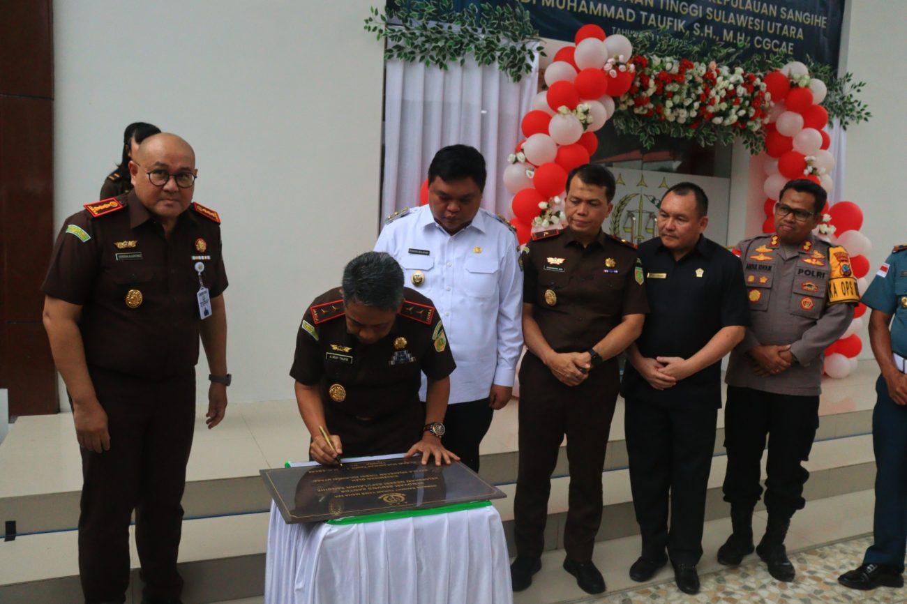 Kejari Kepulauan Sangihe resmi menempati gedung kantor baru yang diresmikan langsung oleh Kepala Kejaksaan Tinggi Sulawesi Utara, Dr. Andi Muhammad Taufik, S.H., M.H., CGCAE, pada Rabu (21/5/2025).