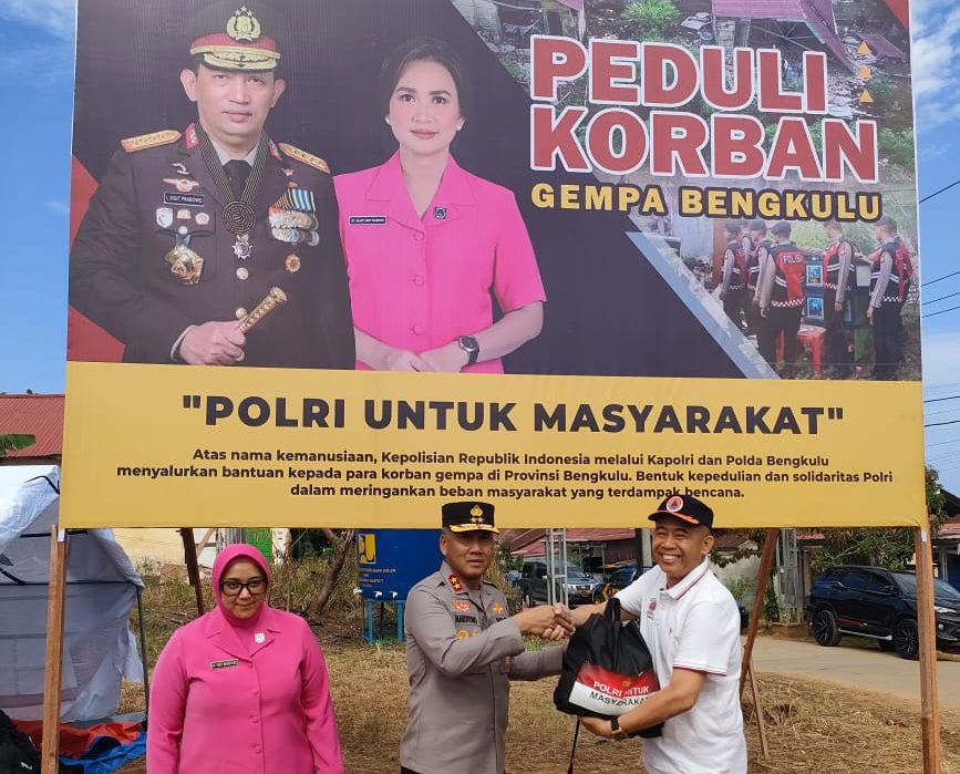 Kapolri mengirim 5.000 paket sembako untuk korban bencana gempa bumi di Provinsi Bengkulu. Bantuan ini merupakan wujud nyata kepedulian Polri terhadap masyarakat yang membutuhkan.