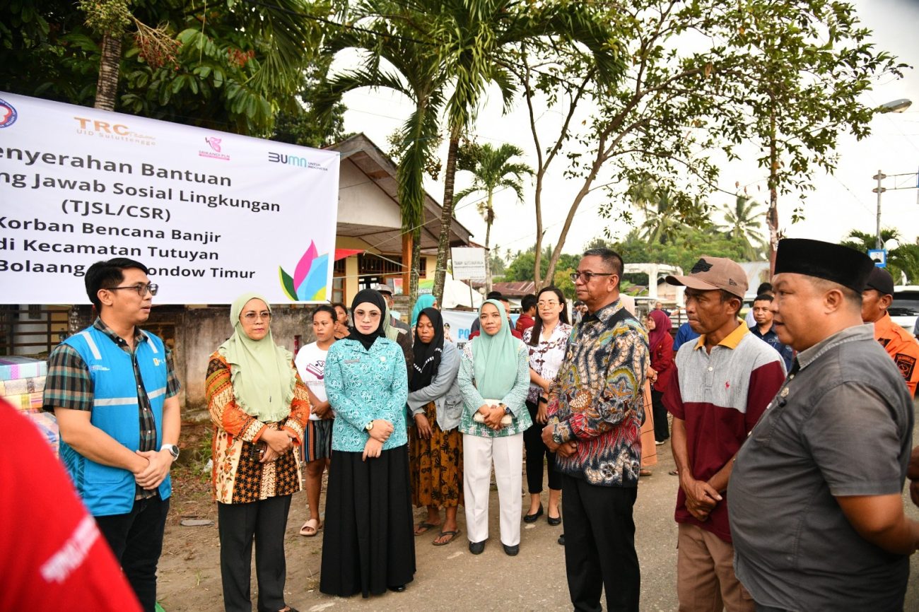 Assisten Manager Keuangan dan Umum PLN UP3 Kotamobagu Holino menyampaikan program tanggung jawab sosial dan lingkungan PLN yang hadir bagi warga terdampak banjir bandang di Desa Togid kepada Bupati Kab. Boltim, Ketua TP-PKK Kab. Boltim dan jajaran Forkompimda Kab. Boltim.