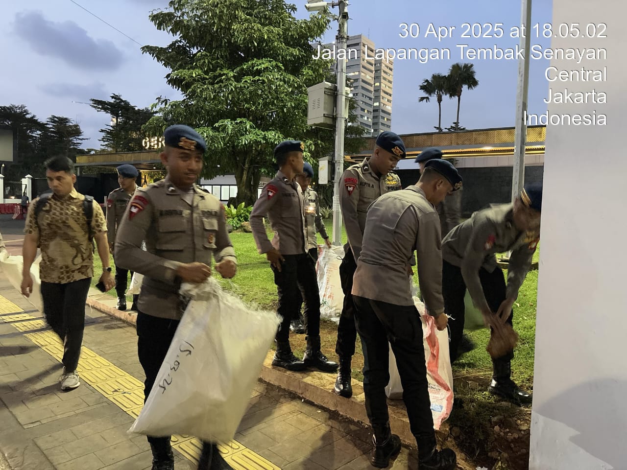 Brimob Polda Metro Jaya melakukan penyisiran di sejumlah titik sekitar Kompleks Gedung DPR/MPR RI.