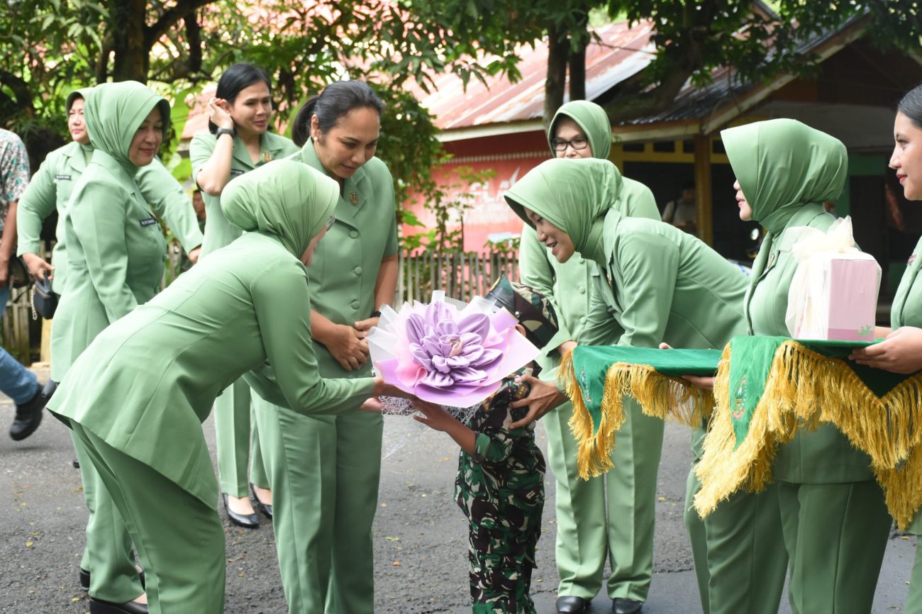 Ketum Persit Kartika Chandra Kirana, Uli Simanjuntak, melaksanakan tatap muka hangat dan penuh kekeluargaan dengan anggota Persit KCK Koorcab Rem 133 PD XIII/Merdeka serta Persit Cabang LVI Brigif 22 di wilayah Gorontalo.