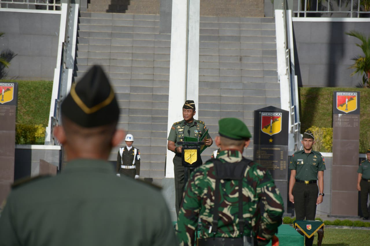 Kasdam XIII/Merdeka Brigjen TNI Yustinus Nono Yulianto bertindak selaku Inspektur Upacara dalam upacara nasional di Lapangan Makodam XIII/Merdeka.