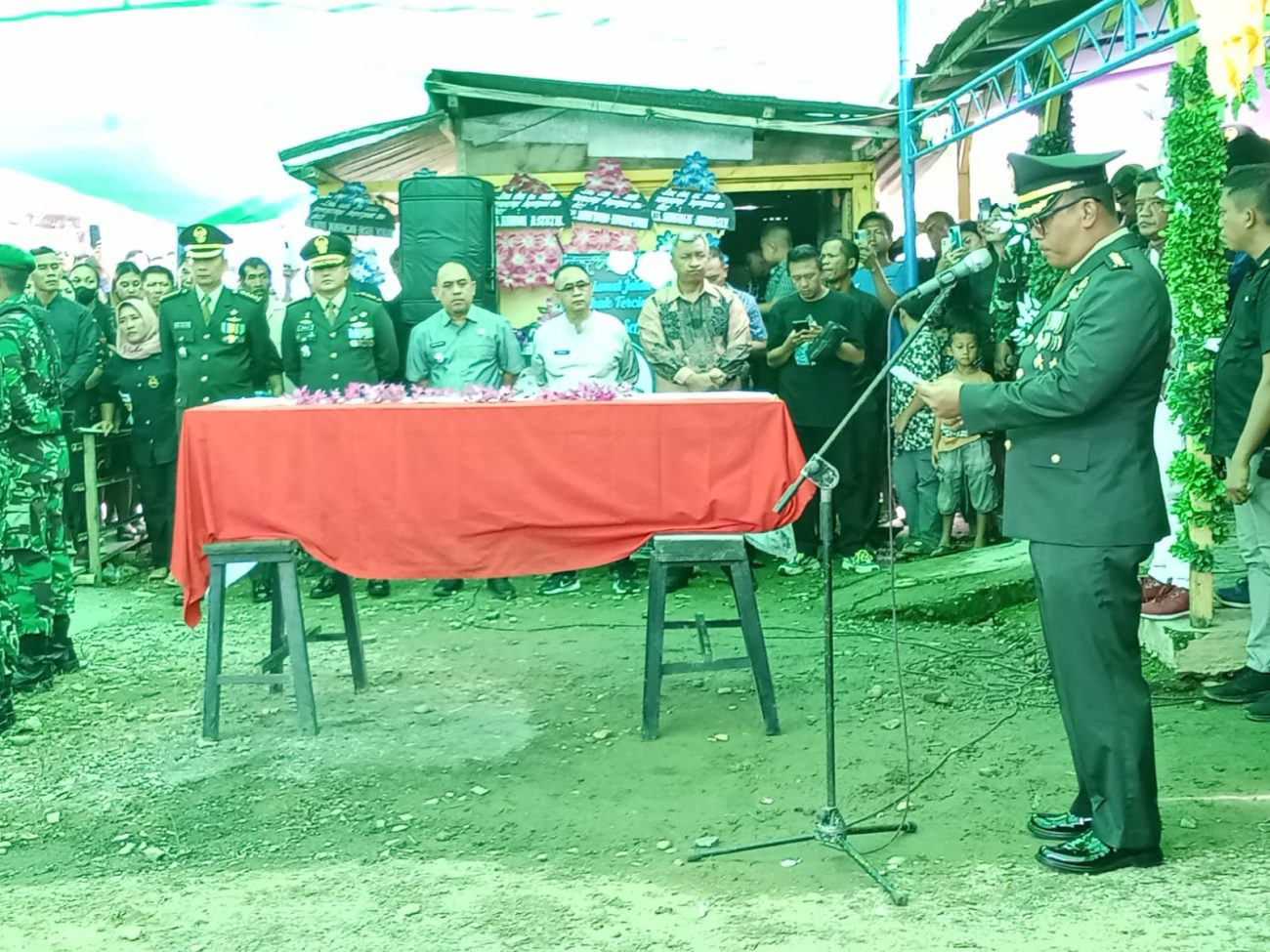 Suasana duka menyelimuti pemakaman Pratu Afrio Setiawan, prajurit TNI yang gugur saat bertugas dalam kegiatan disposal amunisi di Kabupaten Garut, Jawa Barat.