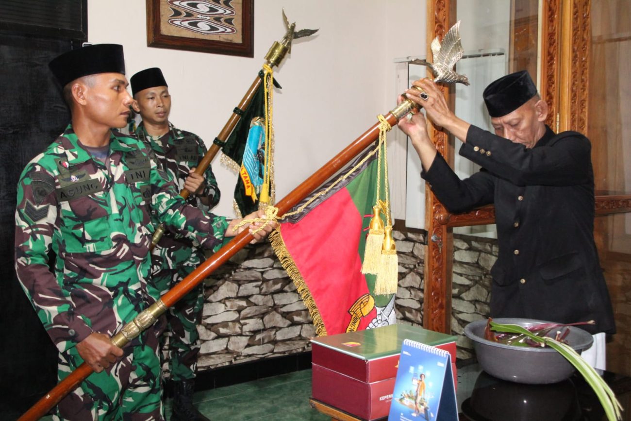 63 Tahun Mengabdi, Yonif 713/ST Gelar Tradisi Penyucian Pusaka dan Renungan Suci