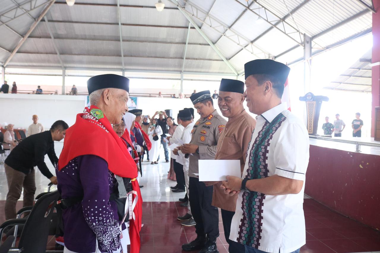 Bupati Minahasa Selatan, Franky Donny Wongkar, SH., secara resmi melepas keberangkatan delapan calon jemaah haji Kabupaten Minahasa Selatan tahun 1446 H / 2025 M.