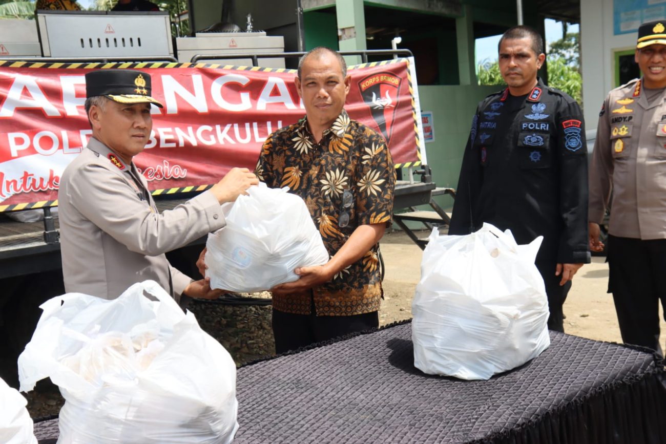 Kapolda Bengkulu Irjen Pol Mardiyono, S.IK., M.Si., hari ini (24/05/25) secara langsung melakukan pemantauan dan juga membagikan makanan kepada warga terdampak gempa 6,3 SR.