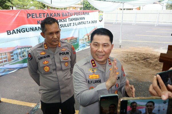 Kapolda Sulawesi Utara Irjen Pol Roycke Harry Langie melaksanakan peletakan batu pertama pembangunan konstruksi tambahan bangunan Polda Sulut 3 lantai, Jumat (23/5/2025).