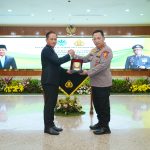 Kapolri Jenderal Polisi Listyo Sigit Prabowo dan Menteri Lingkungan Hidup dan Kehutanan (LHK), Hanif Faisol Nurofiq, menandatangani nota kesepahaman atau Memorandum of Understanding (MoU) terkait penanganan kualitas lingkungan hidup.