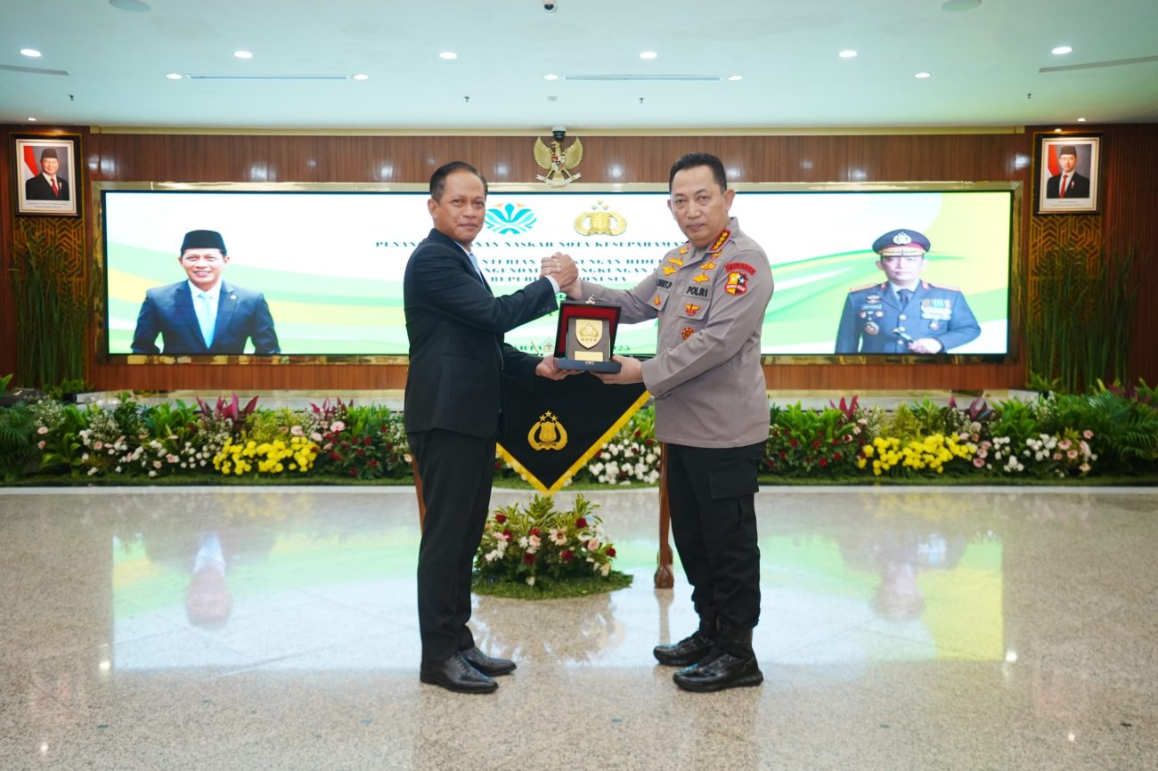 Kapolri Jenderal Polisi Listyo Sigit Prabowo dan Menteri Lingkungan Hidup dan Kehutanan (LHK), Hanif Faisol Nurofiq, menandatangani nota kesepahaman atau Memorandum of Understanding (MoU) terkait penanganan kualitas lingkungan hidup.