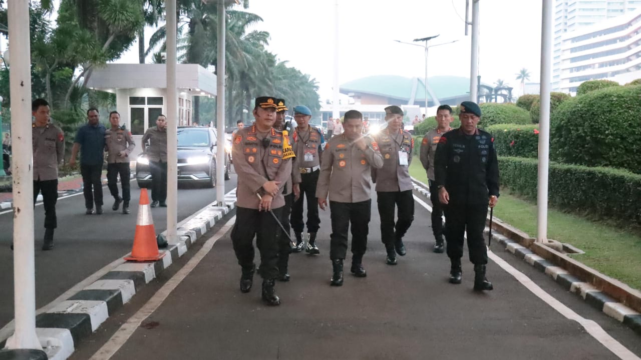 Kapolda Metro Jaya Irjen Pol Karyoto turun langsung ke lapangan memantau jalannya kegiatan unjuk rasa dan kondisi terkini di kawasan Gedung DPR/MPR RI, Jakarta, Kamis (1/5/2025).