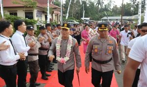 Kapolda saat kunjungan kerjanya ke Polres Minahasa Tenggara, Rabu (30/4/2025), didampingi Wakapolda Brigjen Pol Bahagia Dachi, Ketua Bhayangkari Sulut Ny. Joan Roycke Langie dan para PJU Polda.