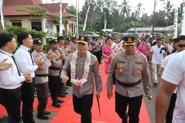 Kapolda saat kunjungan kerjanya ke Polres Minahasa Tenggara, Rabu (30/4/2025), didampingi Wakapolda Brigjen Pol Bahagia Dachi, Ketua Bhayangkari Sulut Ny. Joan Roycke Langie dan para PJU Polda.