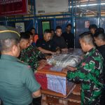 Jenazah Pratu Afrio Setiawan, prajurit TNI AD yang gugur dalam peristiwa ledakan munisi di Kabupaten Garut, tiba di Bandara Internasional Sam Ratulangi Manado pada Rabu pagi (14/5/2025) sekitar pukul 05.30 WITA.