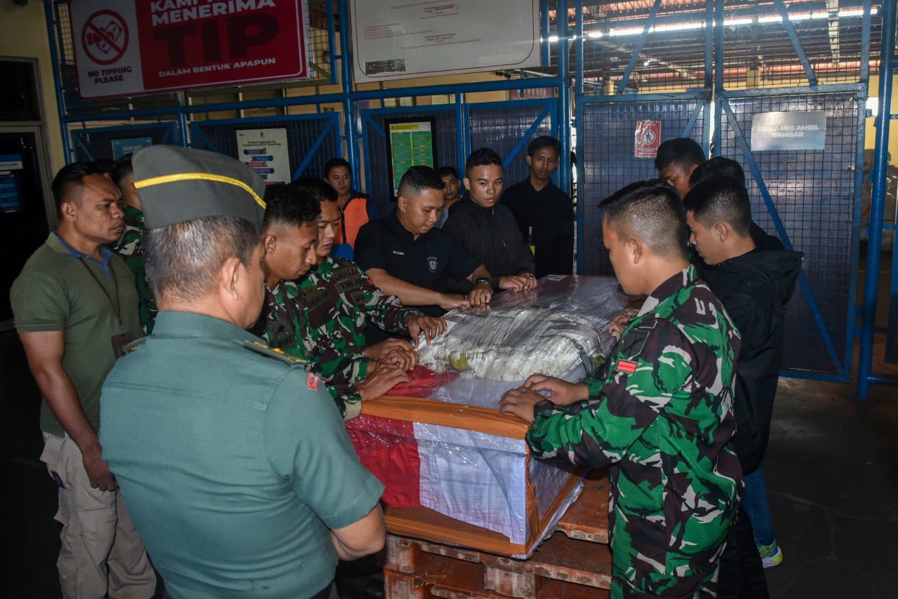 Jenazah Pratu Afrio Setiawan, prajurit TNI AD yang gugur dalam peristiwa ledakan munisi di Kabupaten Garut, tiba di Bandara Internasional Sam Ratulangi Manado pada Rabu pagi (14/5/2025) sekitar pukul 05.30 WITA.
