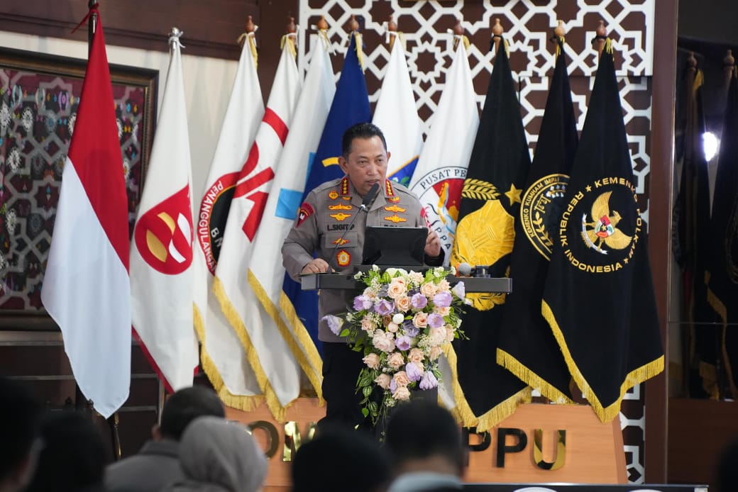 Kapolri Jenderal Listyo Sigit Prabowo menghadiri dan menjadi keynote speech pada Program Mentoring Berbasis Resiko (Promensisko) Tindak Pidana Pencucian Uang (TPPU) dan Pendanaan Terorisme (TPPT) dari kejahatan siber.