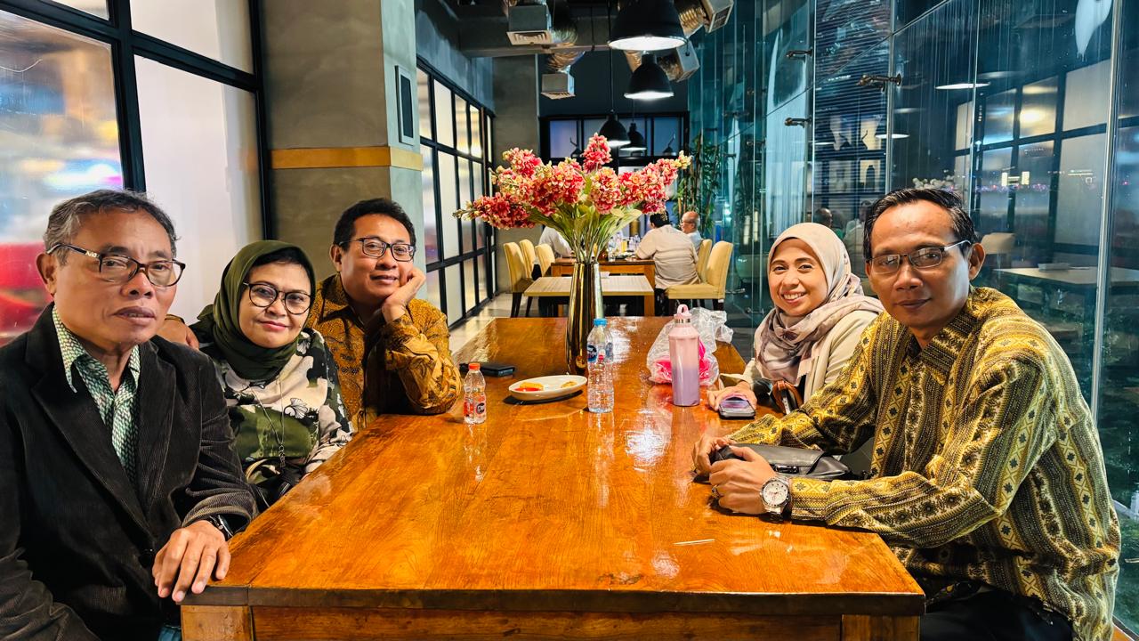 Ketum Serikat Media Siber Indonesia (SMSI), Firdaus, bersama jajaran pengurus pusat, melakukan audiensi dengan Menteri Pendidikan Dasar dan Menengah (Mendikdasmen) RI, Prof. Dr. H. Abdul Mu’ti, M.A., pada Kamis sore (26/5/2025) di kantor Mendikdasmen, Jl. Jenderal Sudirman, Senayan, Jakarta Pusat.