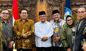 Ketum Serikat Media Siber Indonesia (SMSI), Firdaus, bersama jajaran pengurus pusat, melakukan audiensi dengan Menteri Pendidikan Dasar dan Menengah (Mendikdasmen) RI, Prof. Dr. H. Abdul Mu’ti, M.A., pada Kamis sore (26/5/2025) di kantor Mendikdasmen, Jl. Jenderal Sudirman, Senayan, Jakarta Pusat.