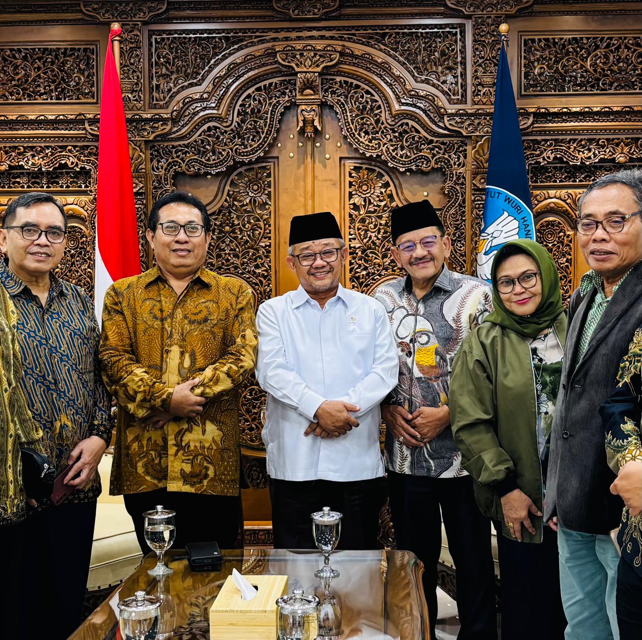 Ketum Serikat Media Siber Indonesia (SMSI), Firdaus, bersama jajaran pengurus pusat, melakukan audiensi dengan Menteri Pendidikan Dasar dan Menengah (Mendikdasmen) RI, Prof. Dr. H. Abdul Mu’ti, M.A., pada Kamis sore (26/5/2025) di kantor Mendikdasmen, Jl. Jenderal Sudirman, Senayan, Jakarta Pusat.