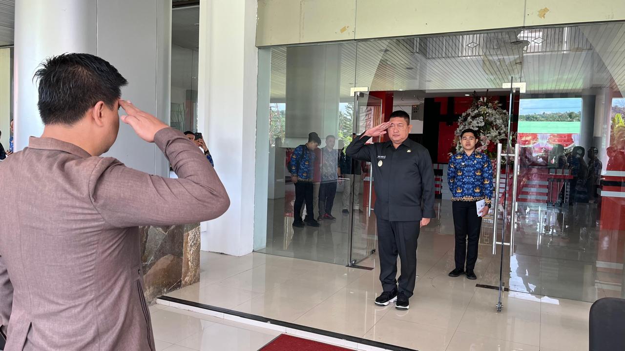 Wabub, Wakil Bupati Minahasa Selatan, Brigjen TNI (Purn) Theodorus Kawatu, S.IP., memimpin upacara peringatan Hari Kebangkitan Nasional (Harkitnas) ke-117 di Lapangan Kantor Bupati Minahasa Selatan, Selasa (20/5/2025)