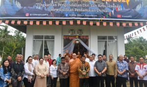 Kepala Staf Kodam (Kasdam) XIII/Merdeka Brigjen TNI Yustinus Nono Yulianto bersama Inspektur Daerah Militer (Irdam) XIII/Merdeka Brigjen TNI Bagus Suryadi Tayo menghadiri perayaan Hari Raya Trisuci Waisak 2569 BE/2025 di Vihara Arama Kebun Kesadaran, Kolongan, Kabupaten Minahasa Utara, Sulawesi Utara, pada Senin (12/5/2025).