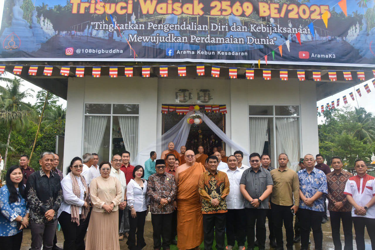 Kodam XIII/Merdeka Kepala Staf Kodam (Kasdam) XIII/Merdeka Brigjen TNI Yustinus Nono Yulianto bersama Inspektur Daerah Militer (Irdam) XIII/Merdeka Brigjen TNI Bagus Suryadi Tayo menghadiri perayaan Hari Raya Trisuci Waisak 2569 BE/2025 di Vihara Arama Kebun Kesadaran, Kolongan, Kabupaten Minahasa Utara, Sulawesi Utara, pada Senin (12/5/2025).