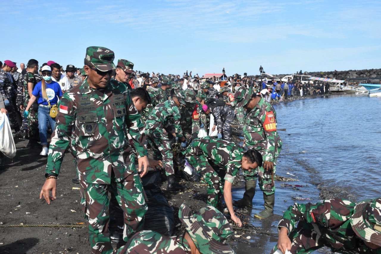 Kasdam XIII/Merdeka Brigjen TNI Yustinus Nono Yulianto bersama Forum Koordinasi Pimpinan Daerah (Forkopimda) Sulawesi Utara menggelar aksi bersih-bersih di kawasan Pantai Karang Ria, Boulevard II, Kota Manado, Kamis (5/6).