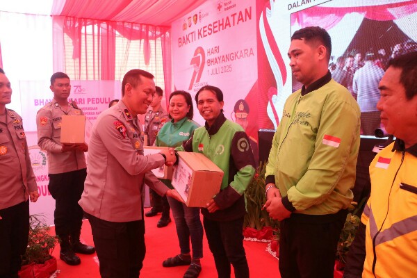 Polda Sulawesi Utara menggelar pemeriksaan kesehatan gratis kepada ratusan pengemudi ojek online (Ojol), yang dilaksanakan di halaman RS Bhayangkara Tingkat III Manado, Senin (16/6/2025).