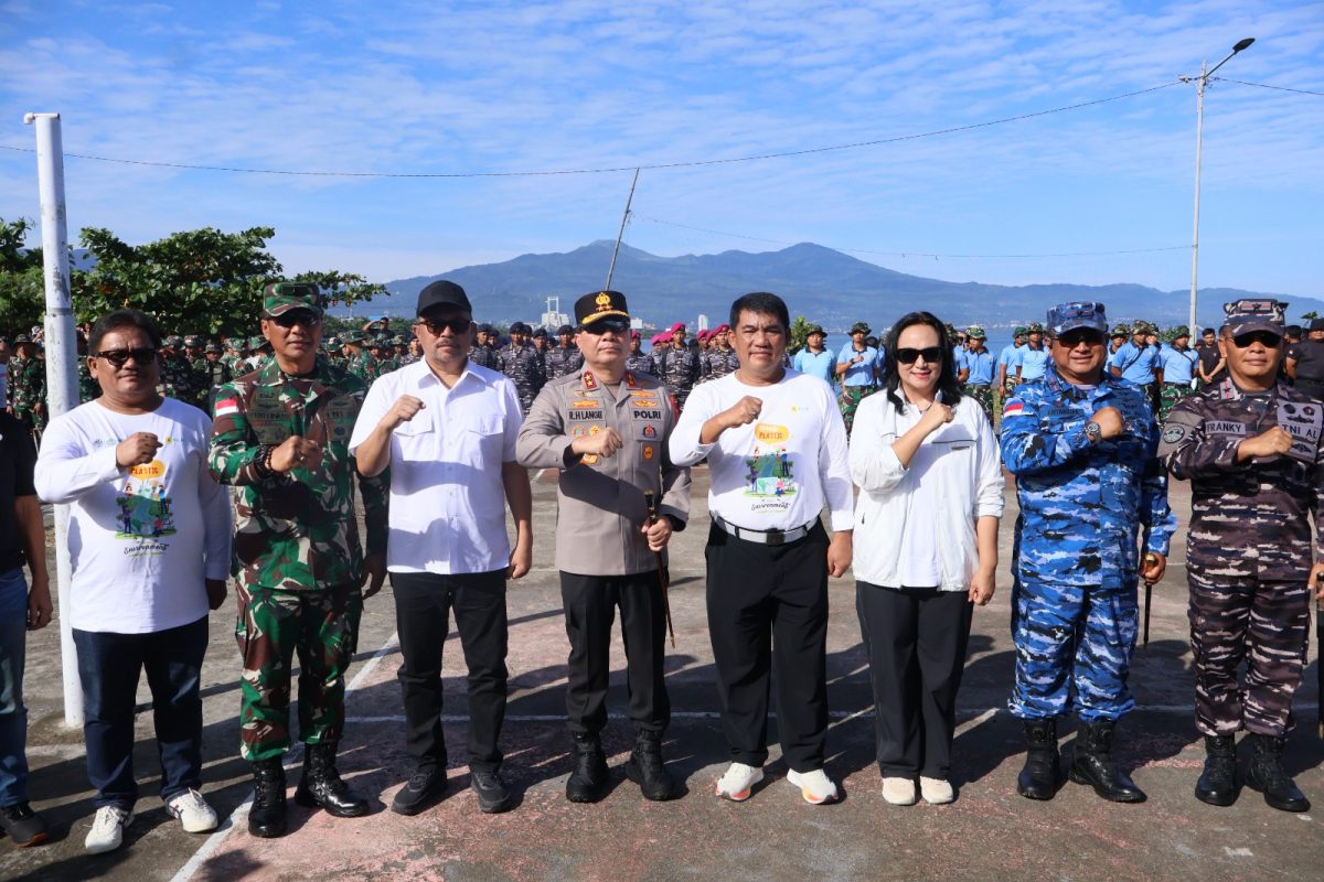 Polda Sulawesi Utara (Sulut) bersama ratusan personel gabungan berpartisipasi dalam Apel Bersama dan Aksi Bersih Sampah Plastik di Pantai Karangria, Kecamatan Tuminting, Kota Manado, Kamis (5/6/2025).