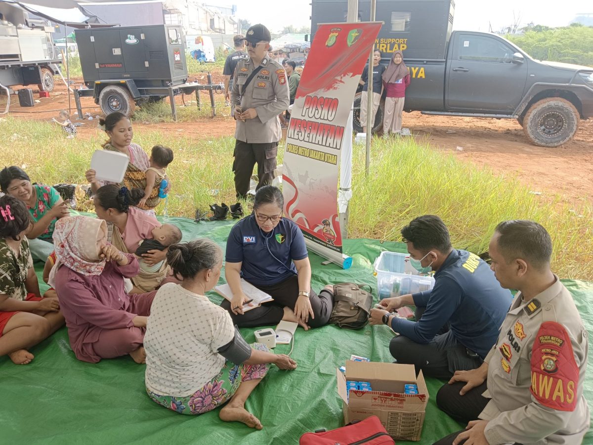 Polda Metro jaya Polda Metro Jaya turun ke lokasi pengungsian korban kebakaran di Kapuk Muara, Penjaringan, Jakarta Utara.