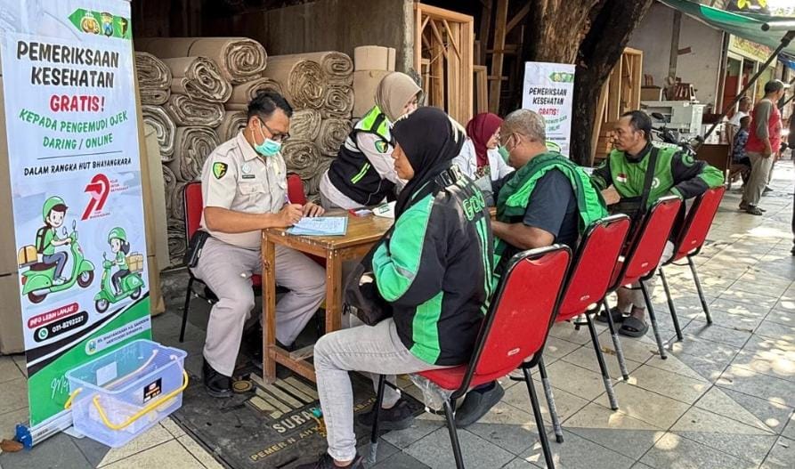 Ribuan pengemudi ojek online (Ojol) di Jawa Timur (Jatim) turut merasakan berkah pada Hari Bhayangkara ke - 79.