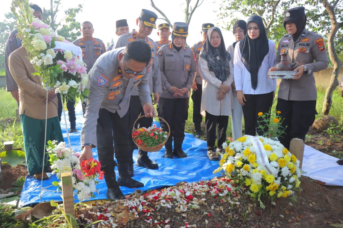 Baharkam Polri berziarah ke makam almarhum Briptu Anumerta Ghalib Surya Ganta, Kamis (26/6/2025) pukul 07.30 WIB, dalam rangka memperingati Hari Bhayangkara ke-79, 