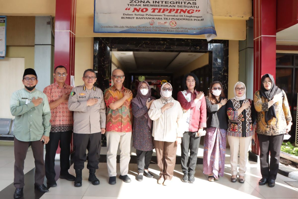 Menteri Pemberdayaan Perempuan dan Perlindungan Anak (PPPA), Arifatul Choiri Fauzi, melakukan kunjungan kemanusiaan dengan menjenguk seorang anak perempuan berusia 7 tahun yang menjadi korban kekerasan, di Rumah Sakit Bhayangkara Tingkat I Pusdokkes Polri, Jakarta Timur, Jumat 13 Juni 2025.