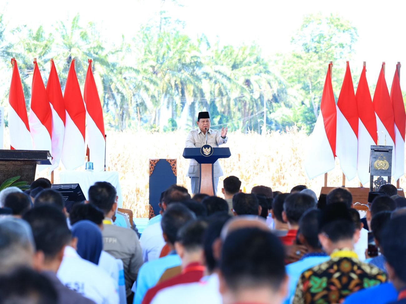Presiden Prabowo Subianto menyampaikan rasa syukurnya didampingi oleh para tokoh patriotik dalam mewujudkan swasembada pangan Indonesia.