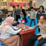 Dokkes Polda Sulawesi Utara dan Rumah Sakit Bhayangkara Tingkat III Manado bekerjasama dengan Unit Donor Darah (UDD) Palang Merah Indonesia (PMI) Provinsi Sulawesi Utara menggelar aksi donor darah di aula Catur Prasetya Polda Sulut, Rabu (25/6/2025).