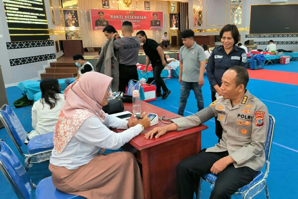 Dokkes Polda Sulawesi Utara dan Rumah Sakit Bhayangkara Tingkat III Manado bekerjasama dengan Unit Donor Darah (UDD) Palang Merah Indonesia (PMI) Provinsi Sulawesi Utara menggelar aksi donor darah di aula Catur Prasetya Polda Sulut, Rabu (25/6/2025).