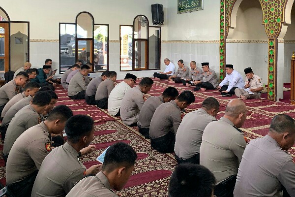 Wakapolda Sulawesi Utara Brigjen Pol Awi Setiyono mengingatkan personel Polri di Polda Sulut dan jajaran agar terus meningkatkan keimanan dan ketakwaan kepada Tuhan Yang Maha Esa.