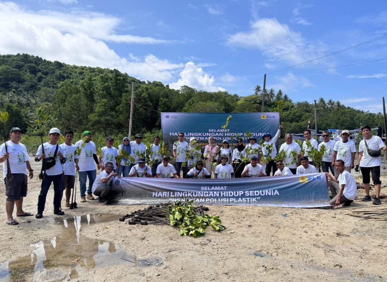 PLN (Persero) Unit Pelaksana Pelayanan Pelanggan (UP3) Gorontalo melaksanakan gerakan penanaman 1.000 bibit pohon mangrove di wilayah pesisir Pantai Botubolu’o, Kecamatan Biluhu, Kabupaten Gorontalo, Sabtu (14/06).