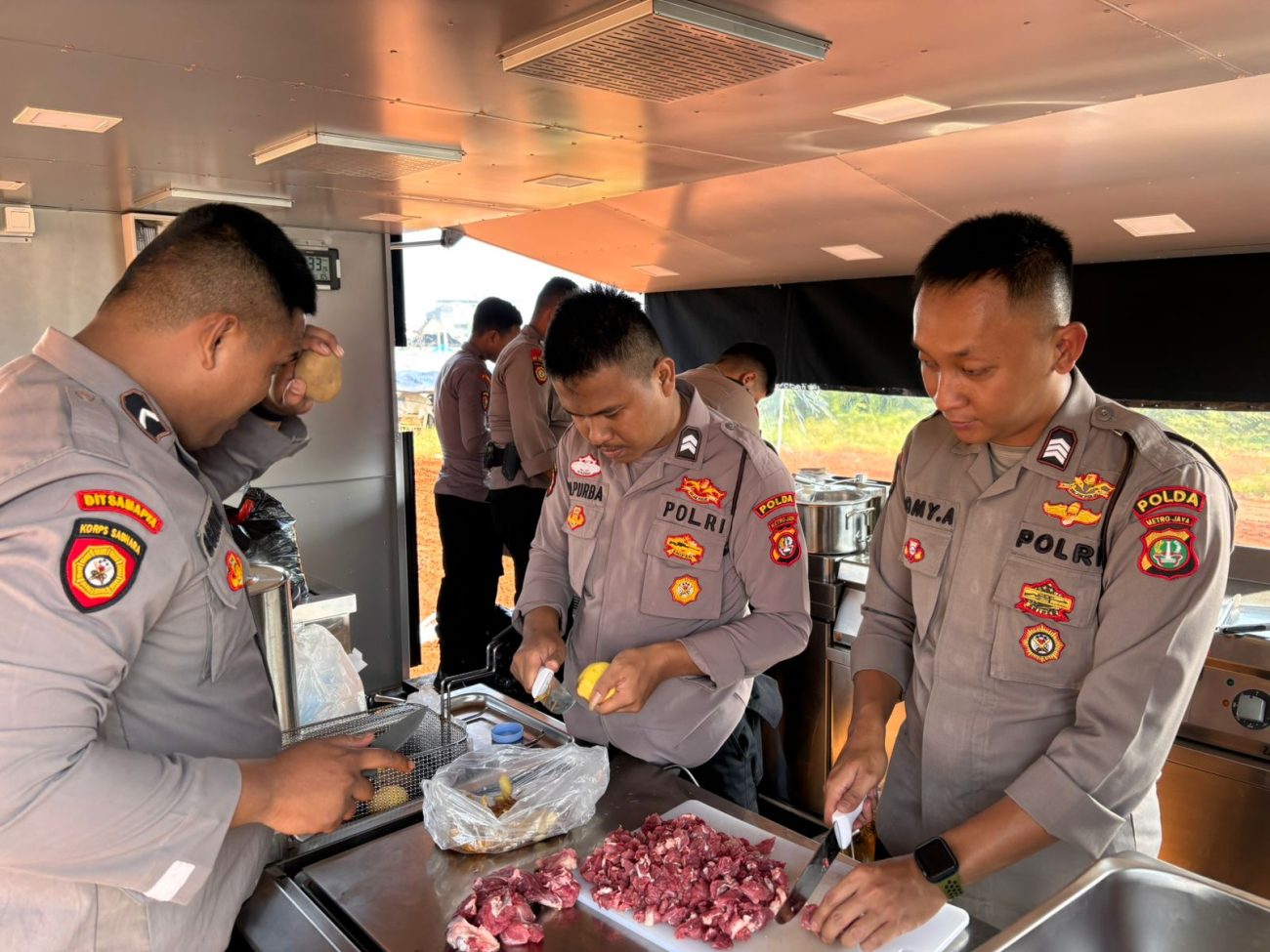 Polda Metro Jaya membuka dapur lapangan untuk membantu pengungsi korban kebakaran di Kapuk Muara, Penjaringan, Jakarta Utara.