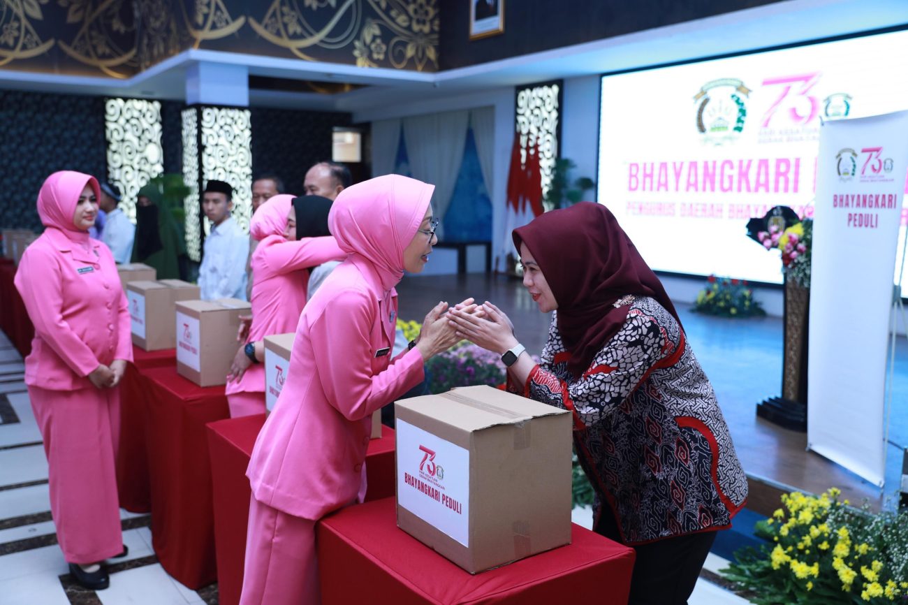 Baksos Bhayangkari Daerah Jawa Barat  dihadiri oleh Ny. Diana Herutami Gastini atau sering disebut Ny. Diana Rudi Setiawan, istri dari Kapolda Jawa Barat Irjen Pol. Rudi Setiawan, S.I.K., S.H., M.H.