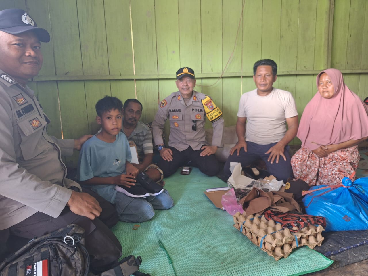 Raut wajah ceria nampak dari muka Galang Rawadhan (12) yang tinggal di Pulau Wakai Kecamatan Unauna Kabupaten Tojo Unauna (Touna) setelah mendapat kunjungan Kapolsek Unauna AKP Mustarim Abbas, Jumat (13/6/2025).