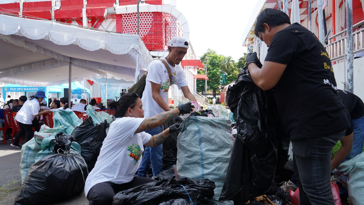 Peringati Hari Lingkungan Hidup Sedunia 2025, PT PLN (Persero) Unit Induk Distribusi Sulawesi Utara, Sulawesi Tengah, dan Gorontalo (Suluttenggo) menggelar aksi bersih-bersih sampah (Clean Up) melalui program Zero Waste Warriors di Lapangan KONI Sario, Manado, pada Kamis (12/6/2025).