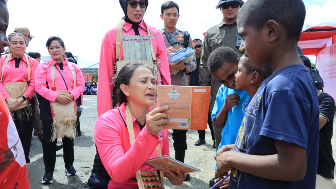 Ketum Bhayangkari, Ny. Juliati Sigit Prabowo memimpin kegiatan Bhayangkari Peduli di Kabupaten Sorong, Papua Barat Daya.