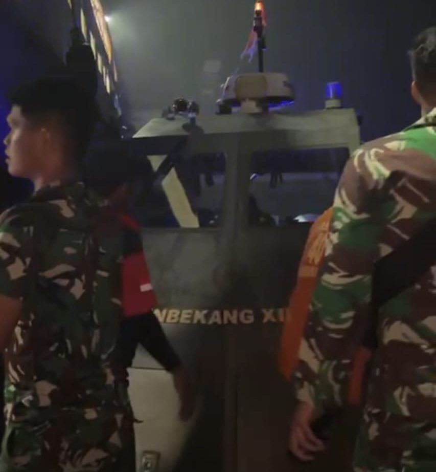 Kodam XIII/Merdeka Kerahkan 4 Unit RIB untuk Evakuasi Korban KM Barcelona V di Perairan Talise