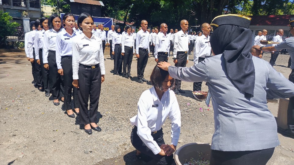 Tradisi penyiraman CPNS