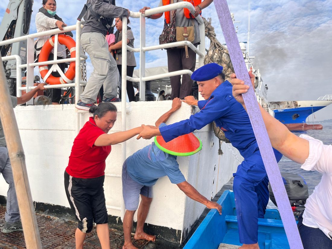 Ditpolairud Polda Sulut Kerahkan Puluhan Personel dan Enam Kapal Polisi, Bantu Evakuasi Korban KM Barcelona V A