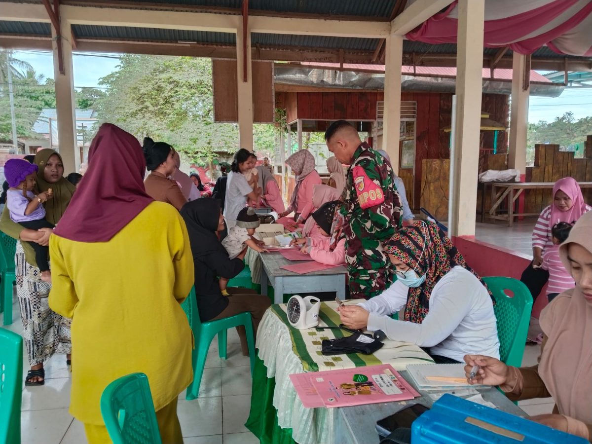 Babinsa Desa Ibarat, Sertu La Ode Abdul Kadir dari Kodim 1314/Gorontalo Utara, turut hadir dan mendampingi pelaksanaan kegiatan Posyandu Balita, Lansia, dan Ibu Hamil yang digelar di Aula Kantor Desa Ibarat, Kecamatan Anggrek, Rabu 16 Juli 2025.